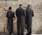 Три евреи молились на стену плача в Иерусалиме, священное место в иудаизме